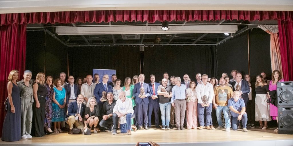 En la entrega de los premios estuvieron presentes varios miembros activos de GECA, entre ellos Gerardo Martín, Presidente del Aula se Pensamiento la Asociación Francisco Javier de Burgos, y nuestra presidenta, Amparo Rodríguez.