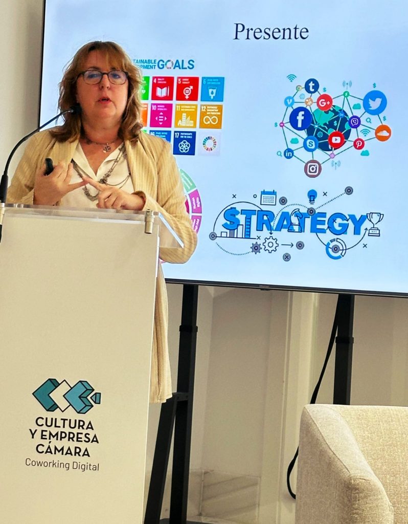 Lola Vallespí hablando en Jerez 2025