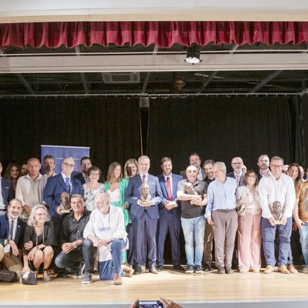 En la entrega de los premios estuvieron presentes varios miembros activos de GECA, entre ellos Gerardo Martín, Presidente del Aula se Pensamiento la Asociación Francisco Javier de Burgos, y nuestra presidenta, Amparo Rodríguez.